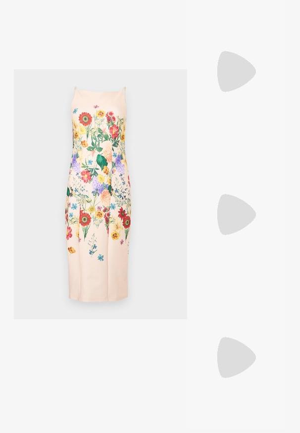 Robe longue sans manches de couleur rose pâle, ornée d'un motif floral multicolore détaillé avec des fleurs rouges, jaunes, violettes et bleues.; Chaussure blanche à bride de cheville en dentelle avec un petit talon carré et un design à bout pointu. Doublure intérieure lisse, dessus en dentelle texturé et détail de boucle.; Sac à main en cuir blanc avec un design plissé, doté d'une bandoulière en chaîne dorée et d'une forme arrondie. Texture lisse avec des plis doux et sans motifs.; Paire de boucles d’oreilles créoles en or irrégulières et asymétriques avec une finition lisse et mate sur un fond neutre.