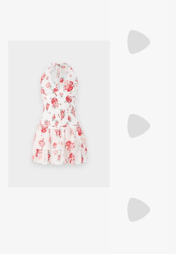 Blomstret halterkjole med hvidt stof og røde og grønne blomstermønstre, smocked bodice og lagdelt flæsekant.; Sort gummiflipflop med tekstureret sål og Y-formet rem, vist i sideprofil mod en ensartet lys baggrund.; Sort læder bucket taske med bred afrundet bund og smalle dobbelte skulderstropper mod en ensartet lys baggrund.; Rhinestone stjerne øreringe med dryppende frynsedetaljer, præget af sølvfarve og en blank, reflekterende overflade. Stjernedesign med detaljeret udformning.