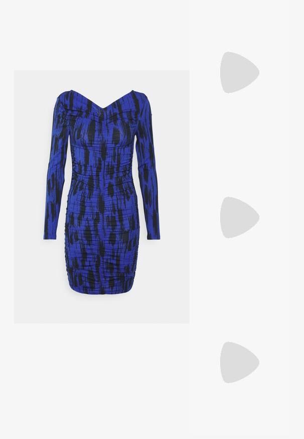 Noisy May NMCEMRE V NECK SHORT DRESS - Trikotaažkleit - dazzling blue; Knee-high valged valged kummist saapad, millel on paks kand ja külgedel elastsed paneelid. Omab ülaosas tõmblukke lihtsamaks jalga panemiseks. Sile tekstuur.; Mustad mustad prillid hallide objektiividega, mille äärtes on peen metallist rhinestone'idest koosnev ruuduline muster. Sile viimistlus, nurgeline disain.; Must musta ja hõbedane käekott, millel on tekstureeritud pind, millel on teemanti muster, sõlmega käepide ja struktureeritud kuju.