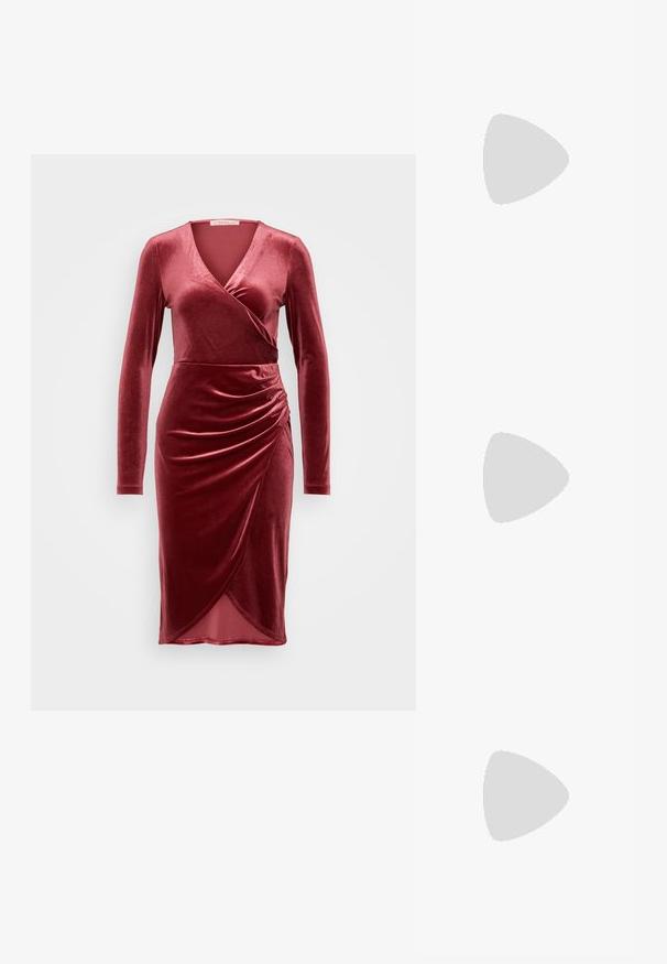 ONLY ONLJENNY DRESS - Cocktail φόρεμα / Φόρεμα για πάρτι - cabernet; Μπορντό λαδιού τυπωμένα ψηλοτάκουνα παπούτσια με μυτερή μύτη, λουράκι στον αστράγαλο και τακούνι στιλέτο 10 εκ. Λείο υλικό και ελάχιστες λεπτομέρειες.; Κόκκινη τσάντα χρώματος καρδιάς κατασκευασμένη από λείο δέρμα, με χρυσή αλυσίδα και επάνω χερούλι, διαθέτει αφαιρούμενο λουρί ώμου.; Ασημί σκουλαρίκια με κυματιστό, αφηρημένο σχέδιο διακοσμημένα με μικρούς, λαμπερούς κρυστάλλους. Ασφαλής κλείσιμο με στήριξη.