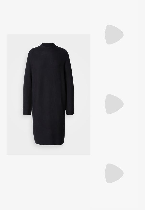 Vestido de punto negro de manga larga con cuello alto. Presenta un ajuste holgado y un dobladillo que cae justo por encima de la rodilla. Textura suave.; Zapatos de cuero azul marino con suela gruesa y detalle de cadena en la parte superior, combinados con unos vaqueros de mezclilla oscura de corte holgado.; Bolso tipo cubo de cuero negro con dos correas de hombro ajustables y detalles de costura mínimos sobre un fondo liso.; Pendiente de aro de plata con un acabado pulido, que presenta pequeños detalles en dorado y una forma redonda, llevado en el lóbulo.