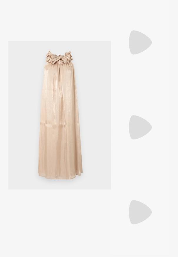 Robe longue beige en satin avec un col plissé de style floral et un tissu drapé fluide.; Pompe à talon aiguille dorée métallique avec un bout pointu, un talon fin, une texture lisse et des détails de couture minimalistes sur le dessus.; Sac pochette doré avec motif rectangulaire embossé arrondi et une petite chaîne en bandoulière sur un fond uni.; Boucles d’oreilles créoles en or décorées de cristaux clairs et de petites et grandes perles blanches en cascade, présentées sur un fond blanc uni.