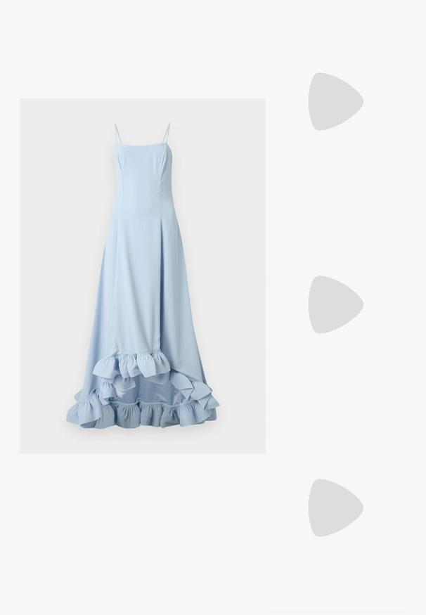 Robe longue bleu clair sans manches avec fines bretelles et détail volanté à l'ourlet sur fond uni.; Mule bleu clair à bout ouvert avec des brides larges croisées et un talon mi-hauteur évasé, présenté de profil sur fond blanc.; Sac à main Valentino bleu clair avec fermeture éclair dorée, logo doré, poignée courte et bandoulière longue amovible sur fond blanc.; Paire de boucles d'oreilles créoles argentées brillantes avec fermoirs en fil fin, présentée sur un fond gris clair.