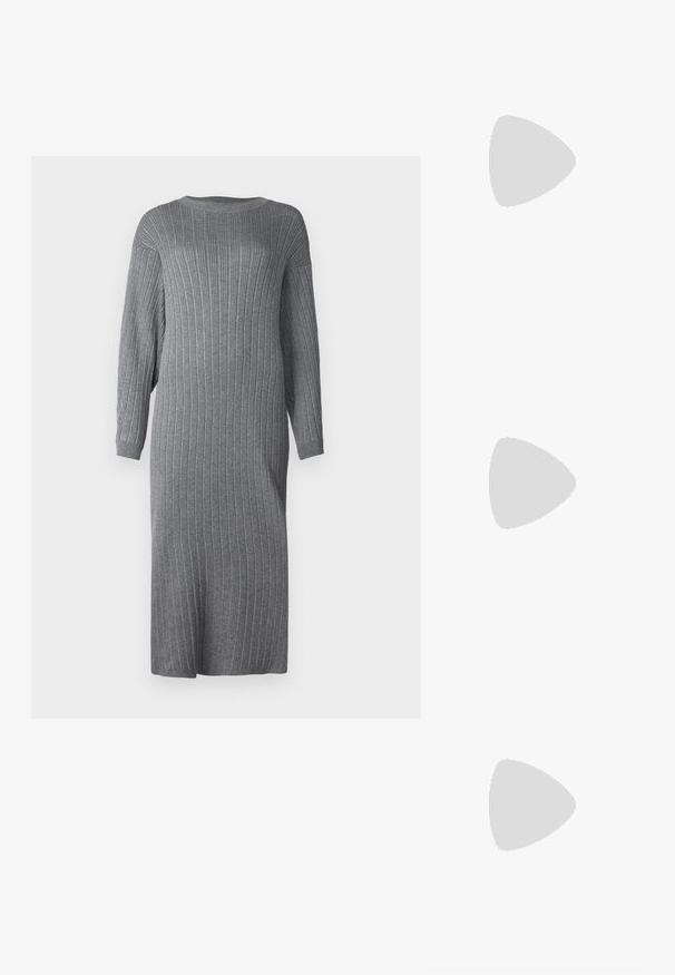 Robe en tricot ribbed grise, coupe ample, avec des manches longues, un col rond et une longueur mi-mollet. Présente une texture verticale sur l'ensemble du tissu.; Cuissardes noires en simili cuir lisse avec une semelle épaisse, fermeture éclair sur le côté et bout arrondi.; Sac d'épaule rectangulaire noir avec une sangle réglable unique et une fermeture éclair supérieure sur un fond uni.; Boucles d'oreilles en argent avec une finition polie, présentant une forme circulaire et une fermeture à charnière. Texture lisse avec un minimum de détails.