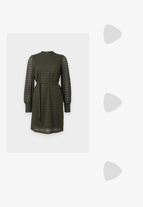 Olivengrünes Kleid mit strukturiertem Muster, langen Ärmeln, hohem Kragen und Bindegürtel in der Taille.; Schwarzer Leder-Bleistiftrock mit Frontschlitz, kombiniert mit kniehohen schwarzen Stiefeln mit Reißverschlüssen und einer derben Sohle für zusätzlichen Halt.; Gewebte Handtasche in Schwarz und Weiß mit runder Form, strukturiertem Oberflächenfinish und geflochtener Grifffläche. Geeignet für den lässigen Gebrauch.; Silberne, sternförmige Creolen mit einer glatten, polierten Oberfläche auf weißem, schlichtem Hintergrund.