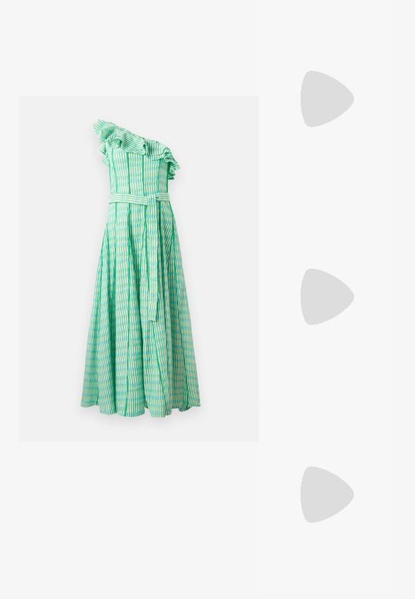 Robe verte à une épaule avec des volants ondulés, des rayures verticales dans des nuances de vert et de bleu, et une ceinture assortie à la taille.; Sandales thong crème de Puma avec de petits talons et des semelles rembourrées, dotées de logos dorés de Puma sur les brides.; Sac épaule en satin couleur crème avec deux nœuds tressés noirs sur la sangle et une fermeture éclair visible.; Boucles d'oreilles en métal doré et argenté avec une base en disque rond et une pièce supérieure ovale, texture lisse et finition polie.