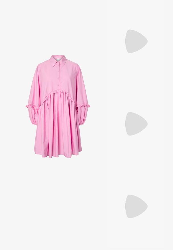 Rosa Langarmkleid mit Kragen, Knopfleiste, gerafftem Bund und Rüschendetails an Ärmeln und Taille.; Rosa Lackleder-Sandaletten mit Absatz, rechteckiger Zehenpartie, schmalen Riemen und geometrischem Blockabsatz. Mit einer Schnallenverzierung am Riemen.; Weiße Handtasche aus Kunstleder mit strukturiertem Design, ausgestattet mit einem goldenen Kettenriemen und einer dekorativen Edelsteinverzierung auf der Vorderseite.; Goldene, gedrehte Creolen mit glatter Oberfläche, ausgestattet mit transparentem Rücken und goldfarbenen Beschlägen.