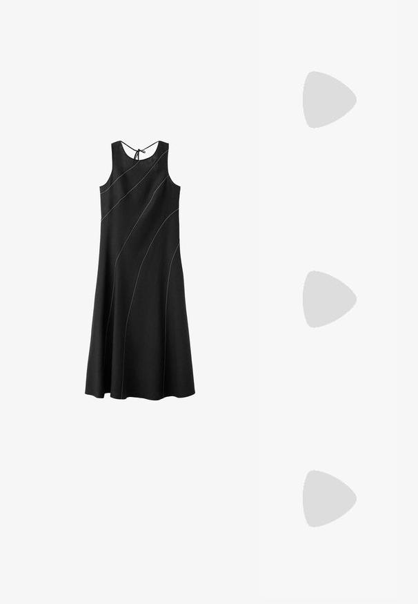 Vestido midi negro sin mangas con patrones curvos de costuras blancas y cierre con lazo en la parte posterior del escote.; Sandalia tipo slip-on de ante marrón con plantilla de corcho, presenta un diseño con recortes y suela de goma negra texturizada. Logo de la marca visible en el lateral.; Gafas de sol cuadradas rojas con lentes tintados marrones. Montura gruesa y brillante, con varillas delgadas y un pequeño detalle en el lateral para añadir interés visual.; Bolso tote de color marrón oscuro tejido con patrones florales y dos asas largas trenzadas sobre un fondo claro y sencillo.