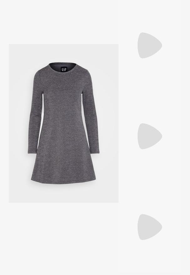 GAP CREWNECK MINI - Jerseyjurk - black silver; Anna Field by Zalando LEATHER - Lage laarzen - black; Zwart leren handtas met een driehoekige vorm, schuine klep en een ronde handgreep. Heeft een gladde textuur en minimalistische ontwerpelementen.; Zilveren oorbellen in de vorm van een ring met een gepolijste afwerking, met een cirkelvorm en een scharnierende postsluiting. Glad oppervlak met minimale details.