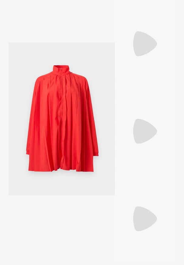 Helles rotes Langarmjacke mit hohem Kragen, vorderem Reißverschluss und losem, plissiertem Design, vor einem schlichten weißen Hintergrund dargestellt.; Schwarze kniehohe Stiefel aus glattem Leder, mit einem stabilen Absatz und runder Zehenpartie. Minimalistisches Design ohne sichtbare Hardware oder Dekorationen.; Schwarze ovale Sonnenbrille mit schlanken Bügeln und rot getönten Gläsern, die auf einer weißen Oberfläche liegt.; Paar glänzende silberne Creolen mit dünnen Drahtverschlüssen, dargestellt vor einem hellgrauen Hintergrund.
