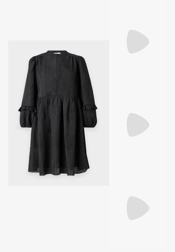 Hofmann Copenhagen ERLA - Hverdagskjole - black; Sorte læder højhælede mules med spids tå, udskåret sideskærm og glat tekstur. Stiletthæl og subtil syning.; Lille clutch taske med gyldent og sort geometrisk mønster, guldfarvet metalramme, sort kuglelås og en kort guldkæde som rem.; Øreringe i guldtone med uregelmæssige åbne former, hver med en perle i bunden og ædelstensdetaljer på de runde nitter.