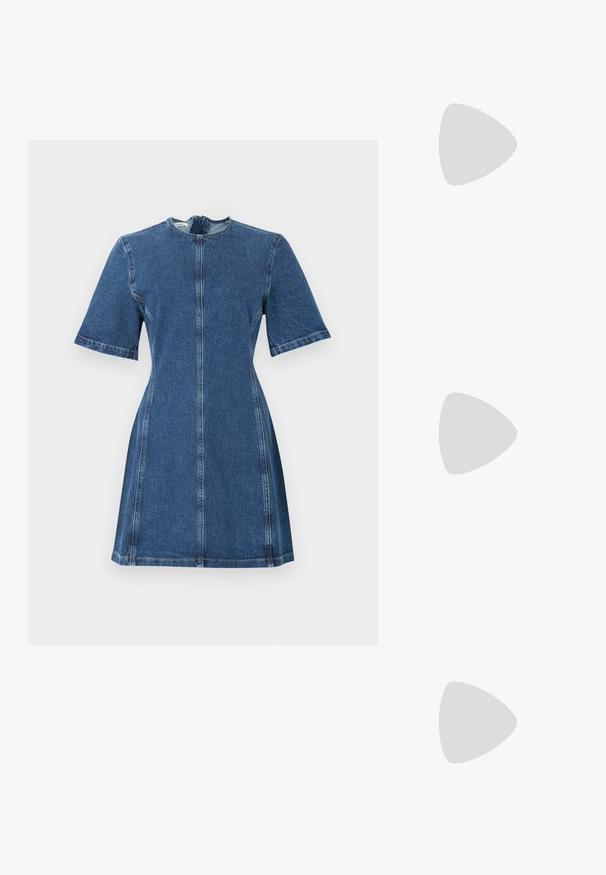 Robe courte en denim bleu avec manches courtes, taille cintrée, et coutures visibles verticales et horizontales sur un fond uni.; Ballerines en cuir noir avec un bout rond, texture lisse, détails de couture minimalistes et design de semelle flexible.; Sac rectangulaire avec motif floral jaune et noir et anse tressée jaune et rose sur fond blanc.; Boucles d'oreilles créoles en or massif avec un design tubulaire légèrement tordu et des fermoirs à tige sur un fond blanc.