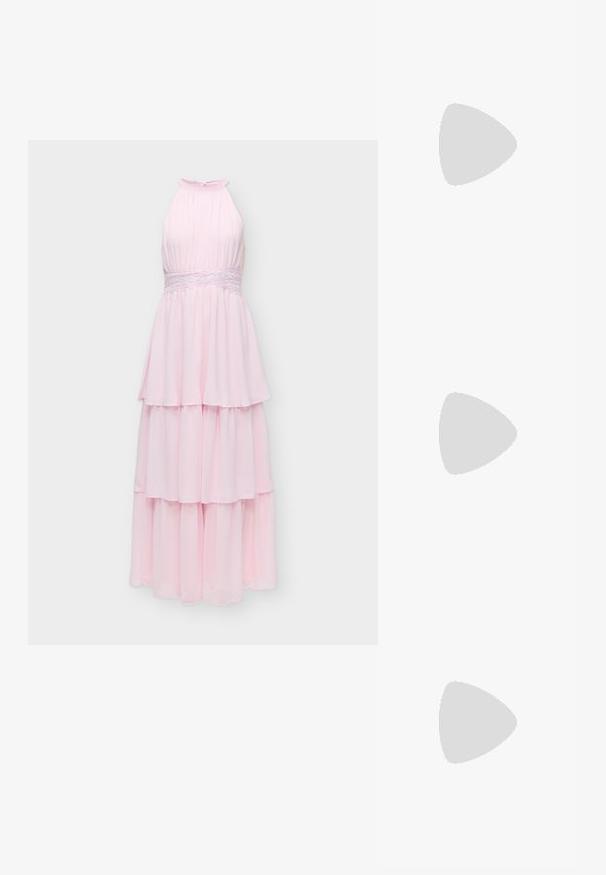 Robe longue rose clair sans manches à étages avec col montant et détail de ceinture en dentelle, présentée sur fond blanc uni.; Sandale blanche à talon avec un bout pointu, sangle de cheville réglable et un talon carré épais. Texture lisse avec des détails de couture minimaux.; Sac à main synthétique blanc avec deux poches avant, chacune ornée d'un nœud noué. Texture lisse, anses arrondies et fermeture zippée.; Boucles d’oreilles créoles en métal argenté avec une surface lisse légèrement incurvée et des fermoirs à clapet sur un fond blanc uni.