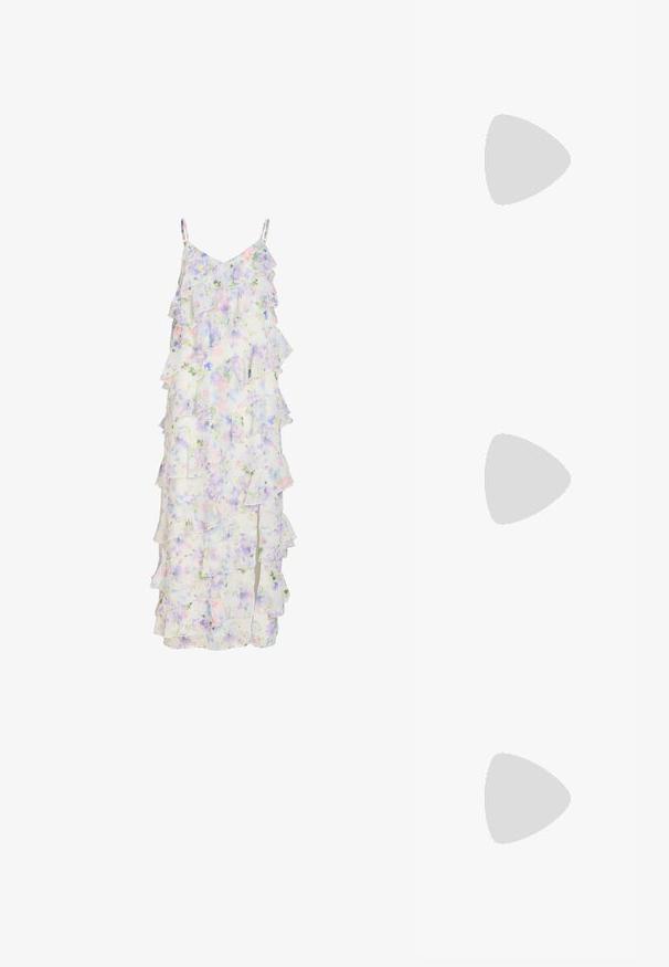 Λευκό μακρύ φόρεμα χωρίς μανίκια με παστέλ floral μοτίβο και στρωματοποιημένο υφασμάτινο βολάν.; Χρυσό μεταλλικό σανδάλι με ψηλό τακούνι μπλοκ, δύο λουράκια μπροστά και λουράκι αστραγάλου με αγκράφα σε λευκό φόντο.; Μεταλλική χρυσή τσάντα με πτυχώσεις και λεπτομέρεια φιόγκου στην κορυφή, συνοδευόμενη από μια χρυσή αλυσίδα για ευχρηστία και ευκολία στη μεταφορά.; Χρυσό σκουλαρίκι κρίκος με ένα μόνο λευκό μαργαριτάρι σε σχήμα σταγόνας που κρέμεται, πάνω σε λευκό φόντο.