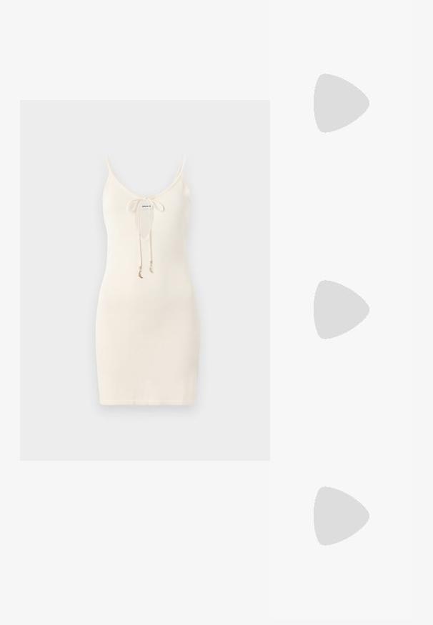 Witte gebreide jurk met spaghettibandjes, een diepe V-hals en een sluiting met een strik aan de voorkant. Bevat goudkleurige decoratieve bedels aan de strikken.; Zwarte laarzen tot de knie van leer met een gouden metalen accentband, een chunky hak en een platte zool, voorzien van een versterkte achterkantlus.; Ronde zonnenbril met schildpadmotief, bruine verloopglazen en dunne pootjes, geplaatst op een wit oppervlak.; Donkerbruine leren handtas met gouden rits, bovenhandvat en afneembare schouderriem op een effen witte achtergrond.