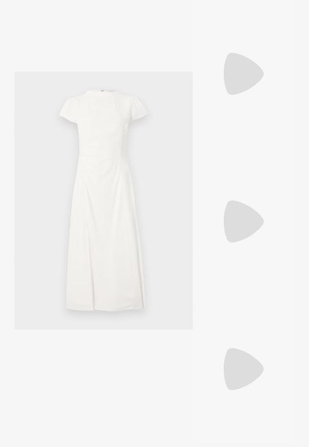 Robe midi blanche à manches courtes avec un col montant et une taille cintrée, présentant une fente avant subtile sur un fond uni.; Pompe à talons hauts en suède noir avec un bout pointu, dotée d'un talon bloc noir brillant et d'une doublure intérieure lisse.; Sac bandoulière en cuir noir avec poignée supérieure, fermeture argentée et bandoulière ajustable sur fond blanc.; Boucles d'oreilles en clip argentées avec un design en spirale, présentant une texture métallique lisse et des formes arrondies. Pas d'embellissements ou de motifs visibles.