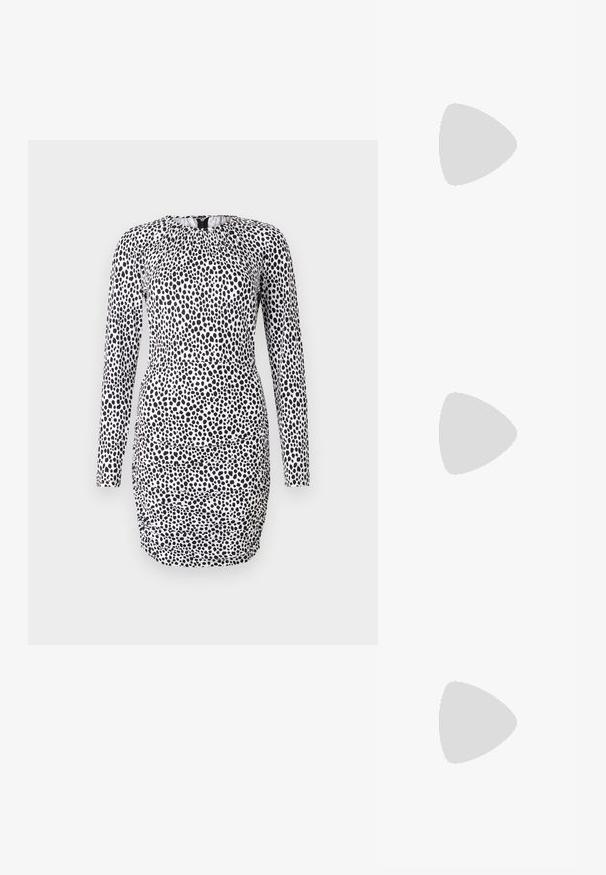 Langærmet kjole i et sort-hvidt prikket mønster, med en rynket halsudskæring og en tætsiddende silhuet med rynke-detaljer.; Sorte læder slingback høje hæle med spids tå-design, der har en udskæring fortil og en tynd stiletto-hæl.; Plisseret beige læderclutch med en sølvmetalramme, der har to runde dekorative låse og en sølvkædetrasporte.; Guldringeøreringe med en glat, buet form og poleret overflade. Udstyret med en lukkeanordning og lette fordybninger for detaljer.