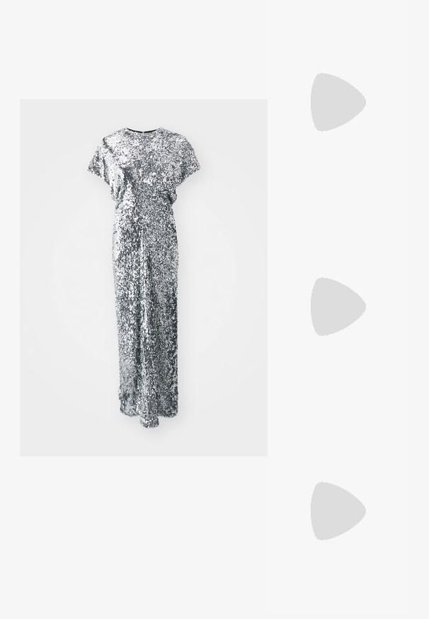 Robe longue en sequins argentés avec des manches courtes, un col rond et une silhouette droite. La texture est brillante et réfléchissante.; Sandale à talon haut argentée avec trois fines brides et un bout ouvert, vue de côté sur un fond blanc uni.; Sac à main noir à paillettes avec un fermoir en acrylique rectangulaire et une seule poignée. Il présente une texture lisse et une forme rectangulaire compacte.; Boucles d'oreilles en métal argenté au design abstrait et ondulé, ornées de petits cristaux scintillants. Fermeture arrière à clou sécurisée.
