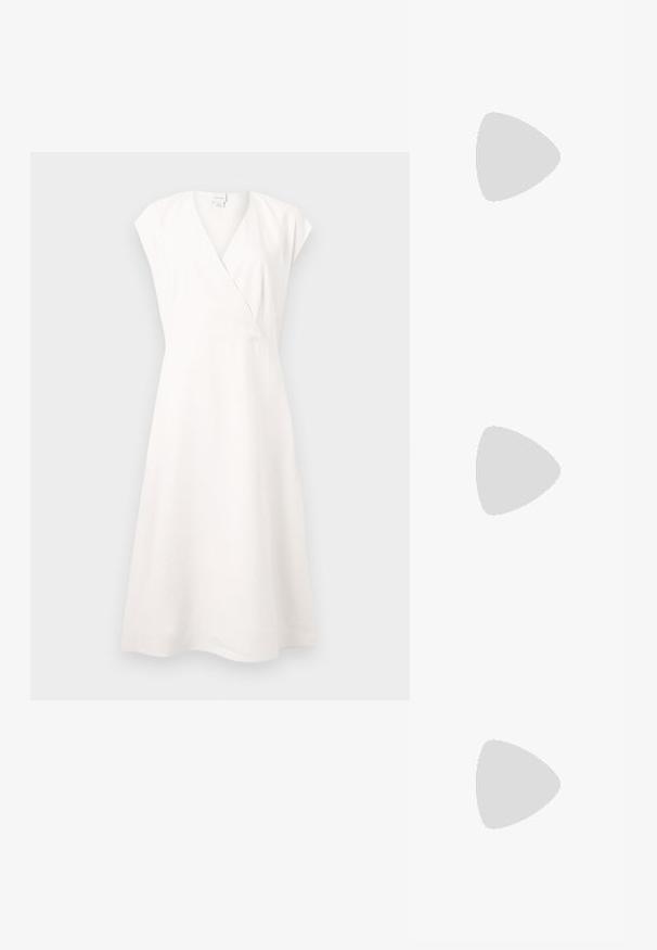 Robe midi blanche sans manches avec encolure en V, devant croisé et jupe trapèze, présentée sur un fond uni gris clair.; Ballerines noires en cuir avec un bout pointu, une semelle plate et une petite sangle avec un détail de boucle en argent.; Sac à main rectangulaire blanc Calvin Klein avec une seule poignée, design minimaliste et pampilles décoratives avec un charm métallique géométrique sur le côté.; Longues boucles d'oreilles en or composées de quatre barres incurvées allongées reliées entre elles sur fond blanc.