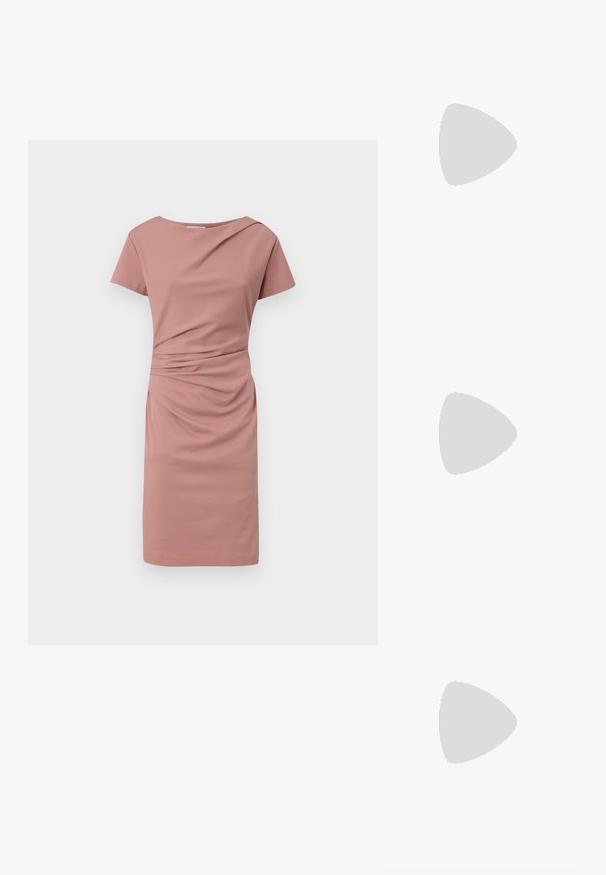 Kortærmet kjole i lys pink med en rund halsudskæring, draperet frontdetalje og en tætsiddende pasform, der falder over knæet.; Mulesko i lyst beige stof med et knyttet design foran, spids tå og en slank, tilspidset hæl. Glat tekstur over det hele.; Lille rektangulær mørkebrun ruskind crossbody taske med quiltet ternet mønster og justerbar læderrem med guldfarvet hardware.; Guld- og sølvmetalløreringe med en rund skivebund og et ovalt topstykke, glat tekstur og poleret finish.