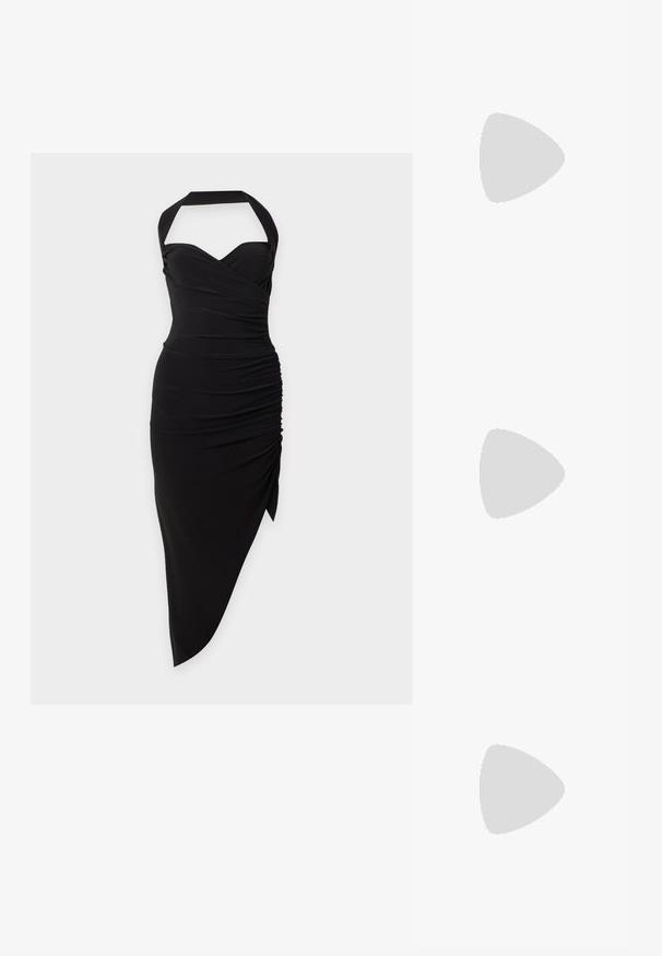 Vestido negro de cuello halter con escote corazón, lateral fruncido y bajo asimétrico sobre un fondo liso claro.; Zapato slingback de cuero charol negro con punta fina, tira en T y tacón bajo en bloque inclinado sobre fondo blanco.; Bolsa de terciopelo negro con forma redondeada, un asa superior y un cierre de acento dorado. Textura suave con un diseño minimalista.; Dos pendientes de plata curvados, uno más grande que el otro, ambos adornados con pequeños cristales brillantes a lo largo de un borde.
