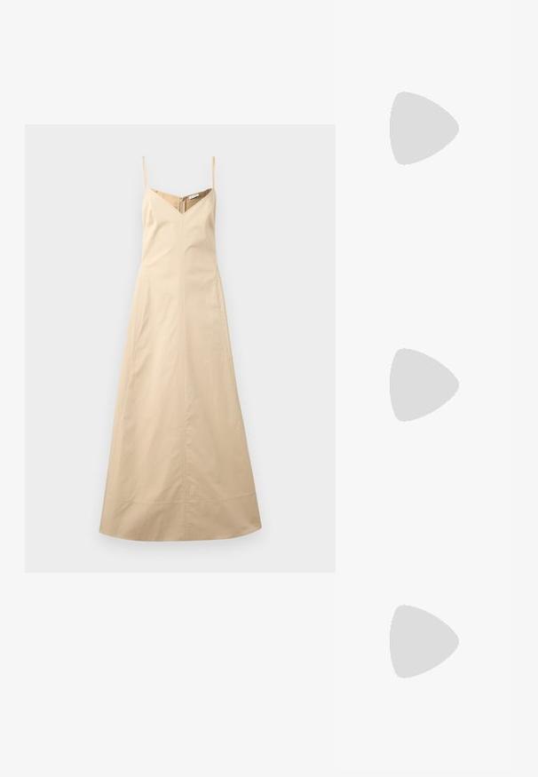 Robe longue beige sans manches avec fines bretelles, décolleté en V et corsage cintré, étalée à plat sur un fond blanc.; Sandale à talon kitten écaille de tortue marron avec bride entre les orteils et bout carré sur un fond clair uni.; Sac en tissu beige avec un design froncé, poignée en cuir marron et deux fermetures métalliques rondes en haut. Sangle marron réglable incluse.; Boucles d'oreilles à clous en ton or, chacune ornée d'une perle blanche ronde unique, sertie dans un métal lisse et courbé sur un fond clair uni.