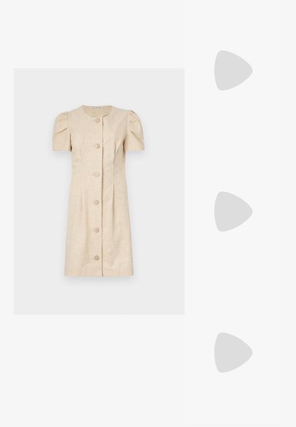 Korte mouw beige jurk met een rechte snit, featuring pofmouwen, een ronde halslijn en vijf decoratieve knopen aan de voorkant.; Beige hoge hak sandaal met dunne bandjes, een verstelbare gesp, teenringdetail en een taps toelopende blokhak op een vlakke ondergrond.; Geplooide beige leren clutch met een zilveren metalen frame, voorzien van twee ronde decoratieve sluitingen en een zilveren kettingriem.; Gouden oorringen met een golvend ontwerp, voorzien van een gladde, glanzende oppervlakte en een gestroomlijnde vorm. Geen zichtbare sluitingen.
