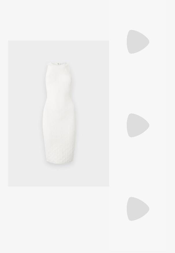 Robe blanche sans manches jusqu'aux genoux avec un col montant et un motif texturé subtil sur le tissu, présentée sur un fond uni.; Chaussure plate beige à bout pointu avec bride arrière, petit talon noir et finition en cuir lisse, vue de côté sur un fond uni.; Sac à main tissé beige avec fine bandoulière et petit logo doré "BOSS" à l'avant, présenté sur fond blanc uni.; Boucles d'oreilles pendantes en or et argent avec fermoirs à levier, présentant une barre en or reliée à une barre en argent gravée "DKNY" sur un fond blanc.
