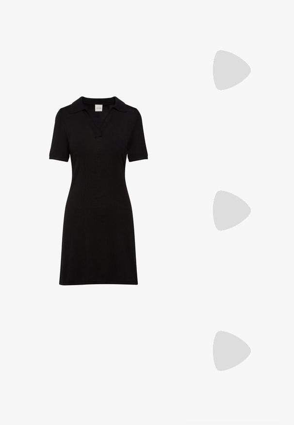 Robe-polo noire à manches courtes avec col et encolure en V, silhouette ajustée, en tissu côtelé.; Sandale à talon noire Calvin Klein en forme de tongs flottant au-dessus d'une surface extérieure carrelée avec de la verdure et un mur en béton en arrière-plan.; Lunettes de soleil noires au design lisse et angulaire, avec des verres foncés et un logo en argent contrastant sur le côté. Texture en plastique lisse.; Sac à main rectangulaire noir Calvin Klein avec une seule sangle supérieure, un charm logo argenté et une petite fermeture à rabat sur le devant.