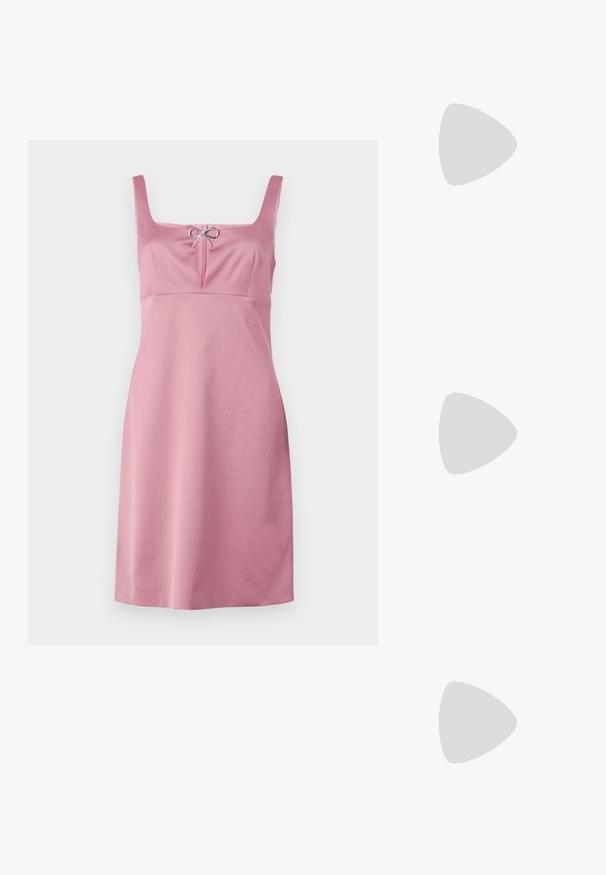 Robe sans manches rose clair avec un col carré, dotée d'un petit nœud décoratif et d'un corsage ajusté qui se prolonge en jupe droite.; Chaussure slingback en cuir noir à bout pointu avec un talon bloc haut et une doublure intérieure beige sur un fond clair uni.; Sac à bandoulière en cuir noir de forme rectangulaire incurvée, avec une chaîne dorée tissée dans la bandoulière noire tressée et une fermeture éclair sur le dessus.; Boucles d'oreilles pendantes en argent avec des cristaux clairs rectangulaires et ronds alignés verticalement, sécurisées par des fermoirs à levier.