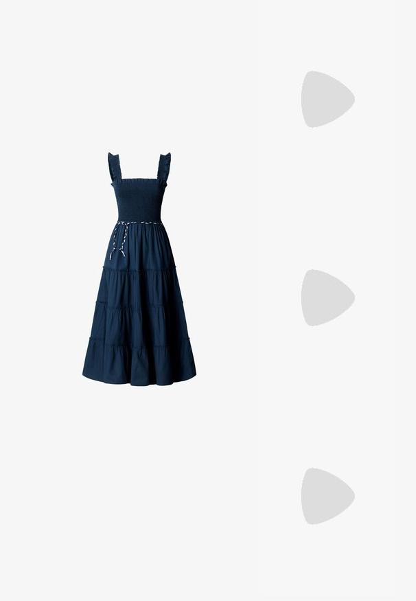 Robe bleu marine sans manches avec bretelles à volants, corsage smocké, jupe à étages et ceinture tressée blanche et bleu marine à la taille.; Botte de cowboy haute en cuir marron foncé avec motifs décoratifs cousus, bout pointu et talon bloc empilé.; Lunettes de soleil rondes teinte brun avec une monture bordeaux brillante. Branches fines avec un détail de marque subtil. Design de verres plats.; Sac à main en cuir verni marron de forme rectangulaire, avec deux longues poignées et des accents courbés subtils à l'avant.