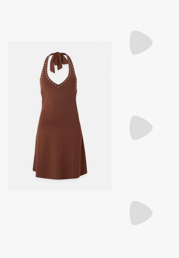 Robe marron à col licou avec des clous argentés le long de l'encolure et des bretelles, nouée à l'arrière.; Botte haute en cuir noir avec talon, bord plié et bout arrondi, debout sur un fond blanc.; Sac à main en cuir noir de forme arrondie, décoré de clous argentés et équipé d'une poignée courte. Texture lisse et fermeture éclair.; Paire de boucles d'oreilles en métal doré brillant, de forme irrégulière, avec une surface froissée et lisse sur un fond clair uni.