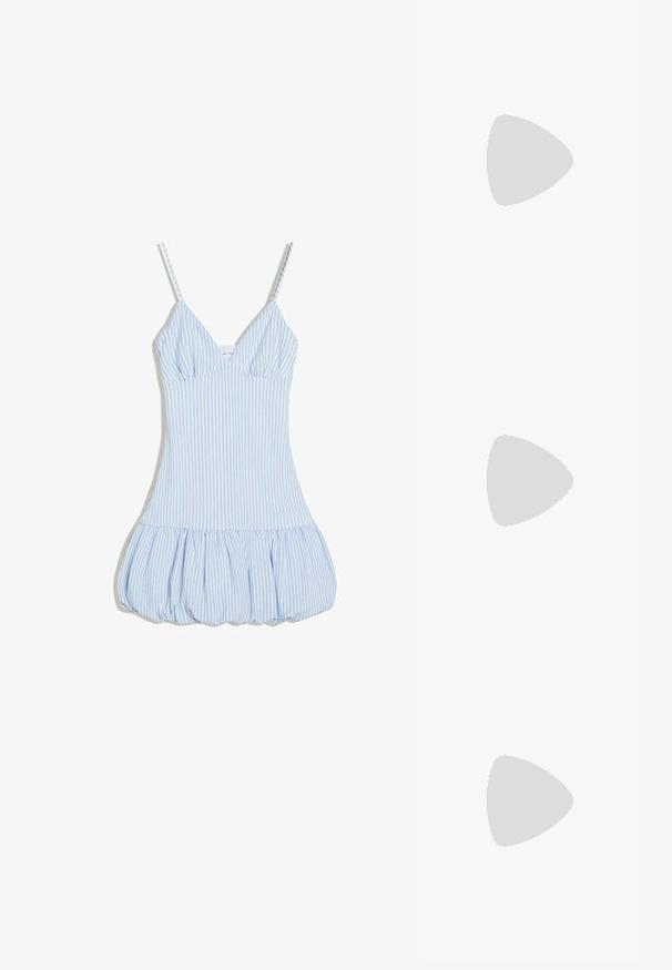 Robe sans manches à rayures verticales bleu clair et blanc, avec des bretelles spaghetti et un ourlet bouffant froncé.; Baskets bleu clair avec une sangle à velcro, des bandes crème sur les côtés, tige en tissu souple, semelle en caoutchouc marron texturée.; Lunettes de soleil noires avec une monture rectangulaire élégante et des verres bleus. Présente une texture lisse et des branches robustes. Logo de la marque sur le côté.; Sac à main en cuir tressé blanc avec poignée arrondie et extrémités de lanière nouées, présenté sur un fond uni.
