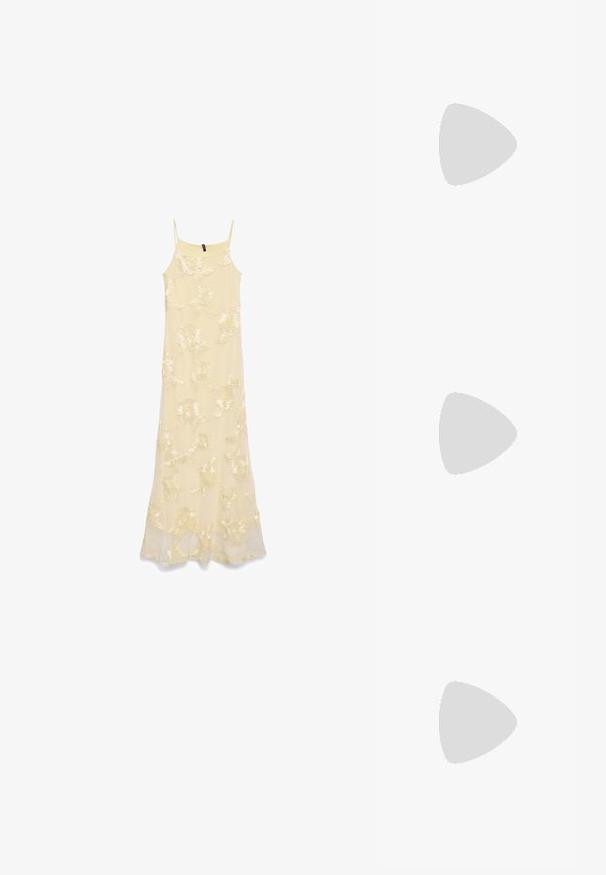 Longue robe jaune pâle sans manches avec fines bretelles et motif floral brodé sur l'ensemble du tissu.; Des sandales à talon bloc blanches présentent des fines sangles et un design à bout carré. Le talon est d'une hauteur moyenne, avec une finition lisse.; Petit sac à main blanc orné de roses en tissu recouvrant le corps et d'une fine anse unique, sur un fond uni.; Boucles d'oreilles en argent avec un design ondulé et texturé, en forme de croissants superposés ; la finition polie accentue les qualités réfléchissantes.