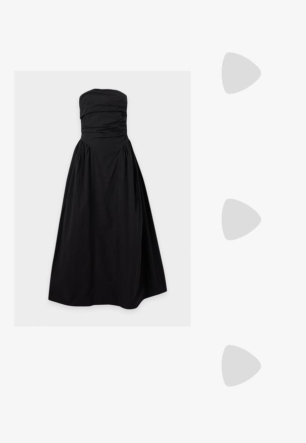 Robe de soirée noire sans bretelles avec corsage froncé et jupe volumineuse plissée, présentée sur un fond clair uni.; Escarpin noir à bride arrière avec bout pointu, présentant une surface texturée et un talon bloc épais. Posé sur un fond métallique brillant.; Pochette en métal gris avec un motif en maille texturé, design en enveloppe, bandoulière en chaîne et une fine sangle de poignet élégante.; Boucles d'oreilles en métal argenté avec un design ondulé et sculptural, présentant une finition polie et des formes irrégulières, mettant en valeur une esthétique contemporaine.