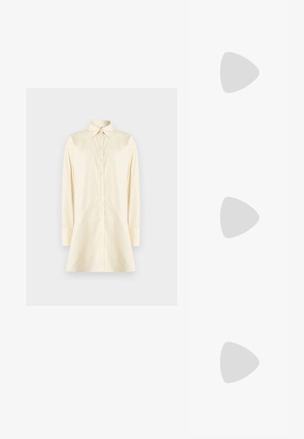 Chemise crème à boutons avec col pointu, manches longues et silhouette évasée ; fabriquée en tissu lisse, avec fermeture à boutons sur le devant.; Chaussure à talon haut en cuir noir avec un bout pointu et un talon arrondi. Texture lisse avec un design épuré et minimal.; Pochette en cuir beige plissé avec un cadre en métal argenté, dotée de deux fermoirs ronds décoratifs et d'une chaîne en argent.; Boucles d’oreilles créoles en argent, chacune avec deux petites pierres précieuses attachées, une vert clair et une bleu clair, exposées sur un fond blanc.