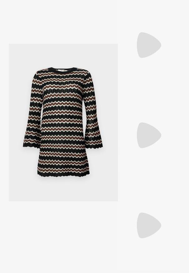 Robe tricotée à motif zigzag noir, blanc et marron avec des manches bell et un col rond, présentant un design en tissage ouvert texturé.; Ballerines en cuir noir avec un bout rond, texture lisse, détails de couture minimalistes et design de semelle flexible.; Pochette en cuir beige plissé avec un cadre en métal argenté, dotée de deux fermoirs ronds décoratifs et d'une chaîne en argent.; Boucles d'oreilles créoles en or massif avec un design tubulaire légèrement tordu et des fermoirs à tige sur un fond blanc.