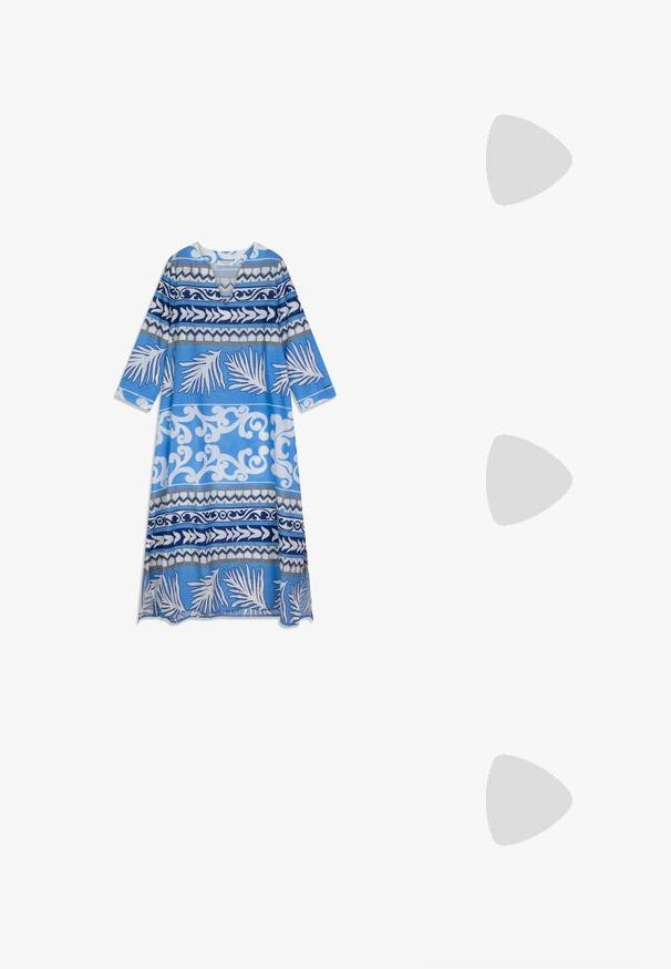 Robe à motifs bleus et blancs avec un col en V, des manches longues, et divers motifs graphiques, dont des feuilles et des vagues.; ALDO CLAUDINA - Mules - white/bone; Sac à main en cuir synthétique blanc avec une forme triangulaire structurée, une bandoulière unique réglable et un rabat à courbes accentuées.; Boucles d'oreilles en métal doré présentant une forme carrée avec des bords lisses et une finition polie, réfléchissant la lumière avec une surface brillante.
