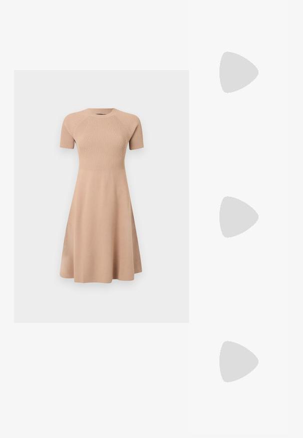 Strikkjole i blød beige med korte ærmer, ribbet tekstur på toppen, udvidet nederdel og klassisk rund halsudskæring.; Sort læder højhælet sko med spids tå og metal-sølv hætte. Har en glat finish og en slank hæl på 10 cm.; Hvid skuldertaske i læder med guldfarvet hardware, sort kant og aftagelig rem. Michael Kors-logo i guld nederst i midten.; Guldfarvede hoops øreringe med en poleret finish, et tykt design og en hængsel-lukning for nem påsætning.