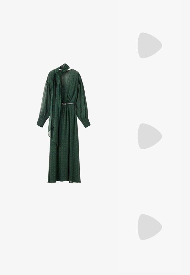 Lange groene jurk met een bloemenpatroon, voorzien van een striknek, volumineuze mouwen en een riem die de taille accentueert. Gemaakt van lichtgewicht stof.; Bruine suède open-toe mule met een middelhoog, gebogen houten hak en slip-on ontwerp op een witte achtergrond.; Giorgio Armani Zonnebril - brown; Donkerbruine leren schoudertas met een gebogen vorm, verstelbare riem en een gouden rits langs de onderrand.