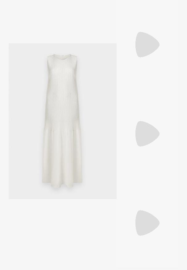Vestido maxi blanco sin mangas con textura acanalada en la parte superior y tejido suave en la parte inferior. Presenta un escote redondo y una silueta en A.; Mules de tacón alto de cuero negro con diseño de punta descubierta y una amplia correa superior curva. Textura suave y silueta elegante.; Pequeño bolso negro brillante con dos asas largas y detalles de cordón lateral sobre un fondo claro liso.; Pendientes de metal plateado con un diseño ondulado y escultórico, que presentan un acabado pulido y formas irregulares, destacando una estética contemporánea.
