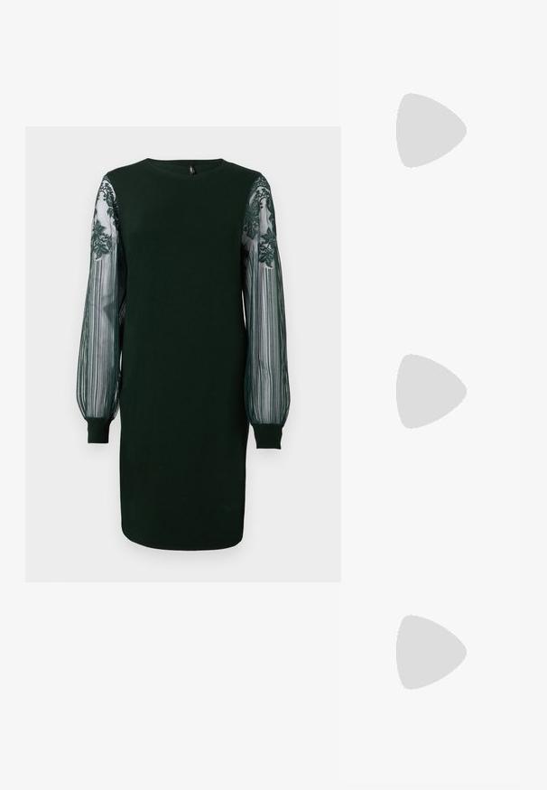 Vestido verde oscuro con cuello redondo, largas mangas transparentes con patrón y puños ajustados. Tejido suave, diseño a la altura de la rodilla con un elegante detalle.; Botas de cuero negro hasta la rodilla con puntera cuadrada, tacón ancho y una correa decorativa con acentos metálicos alrededor del tobillo. Textura suave.; Bolso de mano de cuero negro con forma redondeada, decorado con detalles de tachuelas plateadas y un asa corta. Textura lisa y cierre con cremallera.; Pendientes en tono plateado con un diseño ondulado y texturizado, con forma de media lunas superpuestas; el acabado pulido realza las cualidades reflectantes.