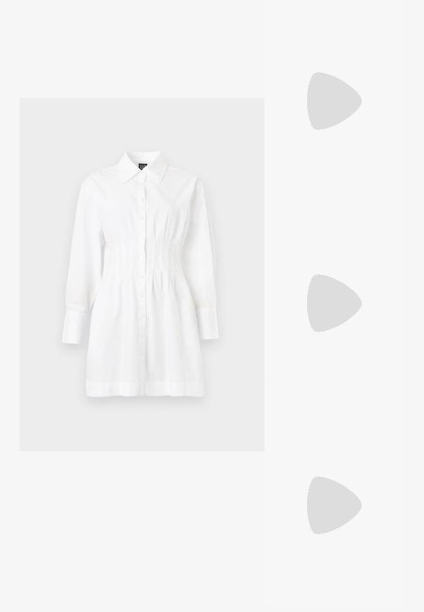 Robe-chemise blanche à manches longues avec boutons sur le devant, col pointu et taille cintrée.; Chaussure slingback en cuir verni noir avec un bout pointu, des côtés découpés et un petit talon block. Équipée d'une bride de cheville avec une boucle.; Sac à main bordeaux en matériau brillant, de forme rectangulaire, avec deux anses et des accents légèrement courbés à l'avant.; Paire de boucles d'oreilles créoles argentées brillantes avec fermoirs en fil fin, présentée sur un fond gris clair.