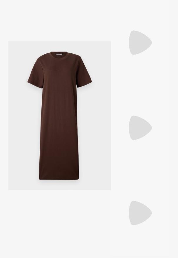 Bruine katoenen t-shirt jurk met korte mouwen, ronde halslijn en een losse, rechte silhouet. Soepele textuur en minimale ontwerpdetaillering.; Donkerbruine lakleren platte schoen met een grote gouden gesp en een afgeronde teen, zijaanzicht op een witte achtergrond.; Bruine lakleren handtas met een rechthoekige vorm, twee lange handvatten en subtiele gebogen accenten aan de voorkant.; Set van onregelmatig gevormde, gepolijste hoepel oorbellen van goudkleurig metaal met een open midden op een effen witte achtergrond.