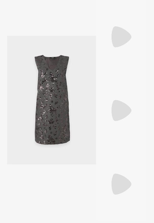 Grijze mouwloze jurk met een V-hals, versierd met donkere pailletten in bloemmotieven, met een textuurstof en een jurk tot op de knie.; Zwarte lakleren slingback pump met puntige neus en lage kittenheel op een eenvoudige witte achtergrond.; Zwarte leren handtas met een geplooid ontwerp, een enkele schouderband, zilverkleurige metalen omlijsting en twee grote ronde zilveren sluitingen.; Zilveren oorringen met parel- en kristalaccenten, met een gestructureerd oppervlak en een veilige postsluiting.