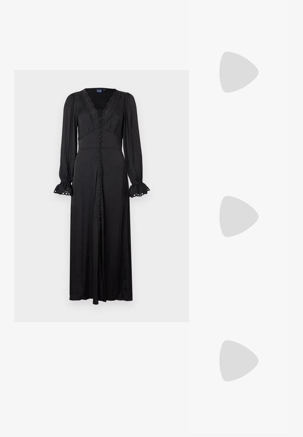Robe noire à manches longues avec un col en V, une bordure en dentelle et une fermeture boutonnée sur le devant. Présente une taille ajustée et des manches évasées avec des détails en œillets.; Chaussure slingback en cuir marron à talons hauts, bout pointu, bride ajustable à boucle et talon fin et effilé.; Sac à main en cuir noir de forme triangulaire, avec un rabat incliné et une poignée supérieure arrondie. Il présente une texture lisse et des détails de design minimalistes.; Boucles d'oreilles en métal en forme de boucle, avec un design courbé, présentant une finition argentée polie et de fines lignes noires d'accent. Fermeture par tige arrière.