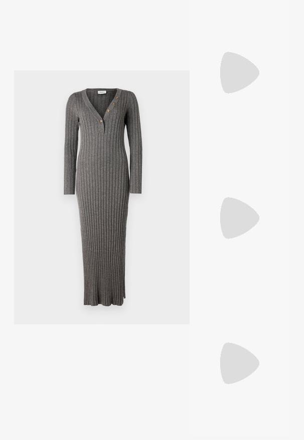 Vestido gris de canalé con mangas largas, escote en V profundo y tres botones decorativos en la parte frontal. Presenta una silueta ajustada y un dobladillo hasta el tobillo.; Botas de cowboy de cuero marrón con costuras en forma de llama, cremallera lateral, tachuelas plateadas, punta puntiaguda y tacón apilado.; Bolso de hombro rectangular negro con una correa ajustable y un cierre de cremallera superior sobre un fondo liso.; Pendientes en tono dorado con forma de manos abstractas, que presentan una superficie brillante, detalles intrincados y un poste de plata y oro para un ajuste seguro.