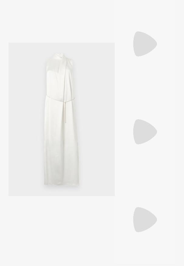 Robe maxi blanche sans manches avec encolure haute et fine ceinture métallique nouée lâchement à la taille sur un fond clair.; Sandale à talon haut noire avec une bride étroite à la cheville, bout carré, cuir lisse et accent de boucle métallique.; Sac à main en cuir noir plissé avec cordon de serrage, bandoulière chaîne dorée et petit accent horizontal doré sur le devant.; Boucles d'oreilles en métal doré présentant un design circulaire avec deux sphères, l'une plus grande et texturée, et une petite boule polie en haut.