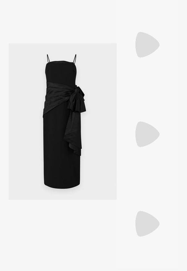 Robe noire avec des bretelles fines, coupe droite, et une ceinture en satin drapée avec un nœud sur le côté. Texture lisse et design minimaliste.; Escarpin en cuir verni noir à talon haut, avec un bout pointu, une bride réglable à la cheville et des côtés ouverts. Texture lisse.; Pochette en cuir noir avec texture de lézard, garniture triangulaire dorée sur le rabat et bracelet de poignet sur le côté gauche, sur fond blanc uni.; Boucles d’oreilles pendantes ton or avec trois segments irréguliers, lisses et arrondis empilés verticalement sur un fond clair uni.