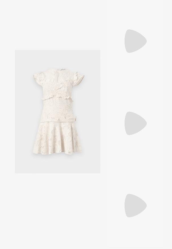 Robe blanche en dentelle à manches courtes avec motifs floraux, détails à volants sur les manches et la taille, et jupe évasée.; Sandale pour femme en cuir noir avec fines lanières, une boucle d'orteil, une boucle à la cheville et un talon aiguille de hauteur moyenne sur un fond neutre.; Porte-monnaie en cuir noir avec texture froncée, cadre en métal argenté, fermeture à verrouillage kiss-lock et bandoulière en chaîne. Surface lisse et douce.; Paire de boucles d'oreilles créoles en or de taille moyenne avec un design texturé et perlé sur un fond clair uni.